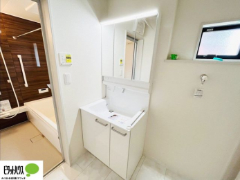 ʑEʏ@{Hʐ^FV[tOʋʑB㕔ɂ[Xy[XAXbLЕt܂