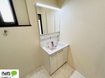 ʑEʏ@{Hʐ^FV[tOʋʑB㕔ɂ[Xy[XAXbLЕt܂