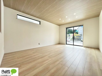 ̑@rO͉ƑōLXƉ߂16BLb`烊rOʂāAq̗lq΂B