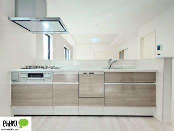 �L�b�`���@�l�C�̃J�E���^�[�L�b�`������́A���r���O�ɂ��邲�Ƒ��̗l�q���f���܂�