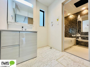 ʑEʏ@{Hʐ^@Oʋ̗AVNȂǑ[ALXƂʉϑłB