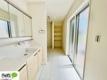 ʑEʏ@ʏɎ[Xy[X݂܂B^IAXgbN܂ȂǉƑ̂ŃlɃXy[XƏd󂵂܂B