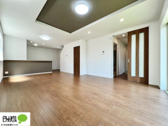 ���r���O�@20���̃��r���O�́A�Ƌ�̔z�u���l���₷�������`�^�ł��B�߂����₷���Ƒ��݂�Ȃ̌e���̏�ɁB