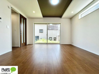 ���r���O�@�傫�ȑ��̂��郊�r���O�͖��邭�A���ʂ����ǂ��A�Ƒ��݂�Ȃ̏΂����������n��܂�