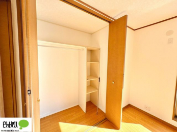 ���[�@�N���[�[�b�g�́A�����E���s��������A��̒����ߗނ����N���N���[�\�ł�