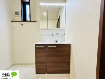 ʑEʏ@{Hʐ^FV[tOʋʑB㕔ɂ[Xy[XAXbLЕt܂