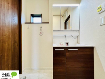 ʑEʏ@{Hʐ^FV[tOʋʑB㕔ɂ[Xy[XAXbLЕt܂