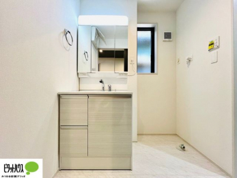 ʑEʏ@{Hʐ^@V[tOʋʑB㕔ɂ[Xy[XAXbLЕt܂