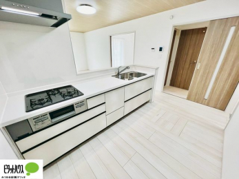 �L�b�`���@�{�H��ʐ^�@�l�C�̃J�E���^�[�L�b�`������́A���r���O�ɂ��邲�Ƒ��̗l�q���f���܂�