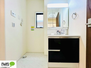 ʑEʏ@{Hʐ^@Oʋ̗AVNȂǑ[ALXƂʉϑłB