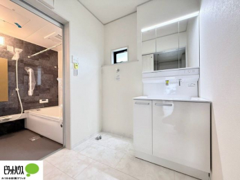 ʑEʏ@{Hʐ^FV[tOʋʑB㕔ɂ[Xy[XAXbLЕt܂