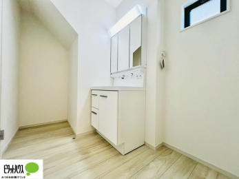 ʑEʏ@{Hʐ^@Oʋ̗AVNȂǑ[ALXƂʉϑłB