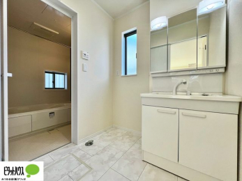 ʑEʏ@V[tOʋʑB㕔ɂ[Xy[XAXbLЕt܂