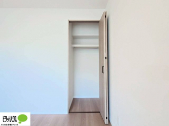 ���[�@�B�N���[�[�b�g�́A�����E���s��������A��̒����ߗނ����N���N���[�\�ł�