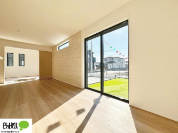 ���̑��@�傫�ȑ��̂��郊�r���O�͖��邭�A���ʂ����ǂ��A�Ƒ��݂�Ȃ̏΂����������n��܂�