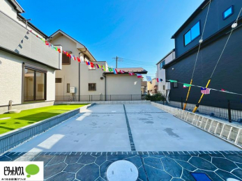 �@�}�ȗ��q����A���Ƒ��̎��]�ԃX�y�[�X�Ƃ��Ă��劈��B