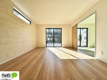 ���r���O�@16���̃��r���O�́A�Ƌ�̔z�u���l���₷�������`�^�ł��B�߂����₷���Ƒ��݂�Ȃ̌e���̏�ɁB