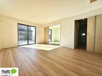 ���r���O�@�傫�ȑ��̂��郊�r���O�͖��邭�A���ʂ����ǂ��A�Ƒ��݂�Ȃ̏΂����������n��܂�