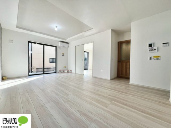 ���r���O�@���r���O�͉Ƒ��ōL�X�Ɖ߂�����17.5���B�L�b�`�����烊�r���O�����ʂ��āA���q���܂̗l�q���΂�����B