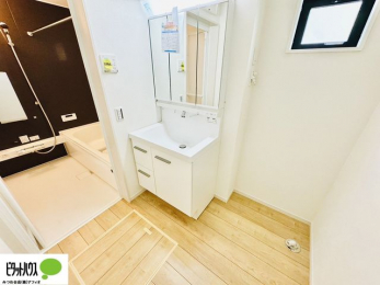 ʑEʏ@{Hʐ^@Oʋ̗AVNȂǑ[ALXƂʉϑłB