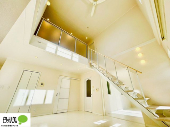 ���r���O�@���R�ƉƑ��̊炪���킹����l�C�̃��r���O�C���K�i�B