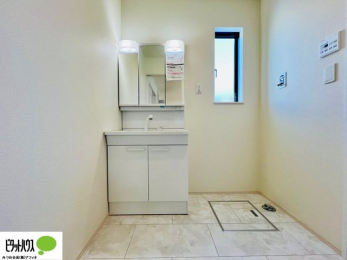 ʑEʏ@{Hʐ^@Oʋ̗AVNȂǑ[ALXƂʉϑłB