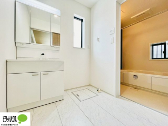 ʑEʏ@{Hʐ^@Oʋ̗AVNȂǑ[ALXƂʉϑłB