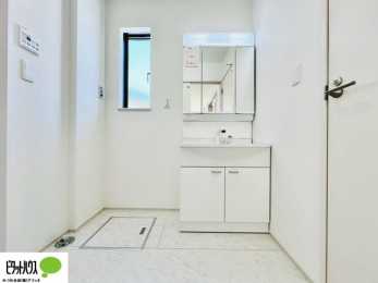 ʑEʏ@{Hʐ^@Oʋ̗AVNȂǑ[ALXƂʉϑłB