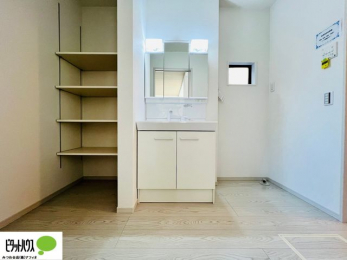 ʑEʏ@{Hʐ^@Oʋ̗AVNȂǑ[ALXƂʉϑłB