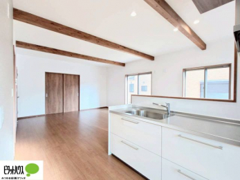 ̑@rO͉ƑōLXƉ߂20BLb`烊rOʂāAq̗lq΂B