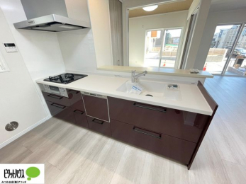 �L�b�`���@�{�H��ʐ^�F�l�C�̃J�E���^�[�L�b�`������́A���r���O�ɂ��邲�Ƒ��̗l�q���f���܂�