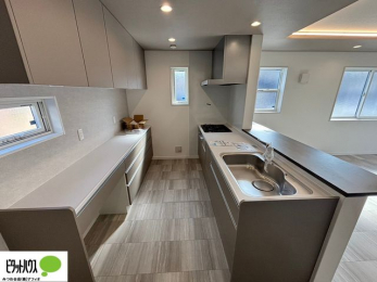 �L�b�`���@�l�C�̃J�E���^�[�L�b�`������́A���r���O�ɂ��邲�Ƒ��̗l�q���f���܂�