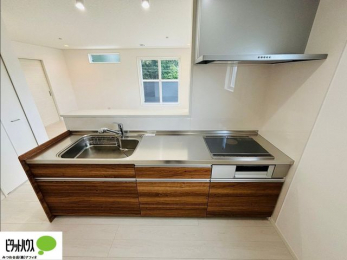 �L�b�`���@�{�H��ʐ^�F�l�C�̃J�E���^�[�L�b�`������́A���r���O�ɂ��邲�Ƒ��̗l�q���f���܂�