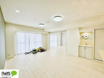 ���r���O�@�傫�ȑ��̂��郊�r���O�͖��邭�A���ʂ����ǂ��A�Ƒ��݂�Ȃ̏΂����������n��܂�