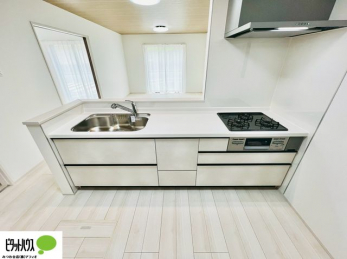 �L�b�`���@�{�H��ʐ^�F�l�C�̃J�E���^�[�L�b�`������́A���r���O�ɂ��邲�Ƒ��̗l�q���f���܂�