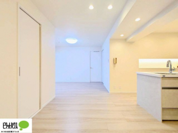 ���r���O�@�傫�ȑ��̂��郊�r���O�͖��邭�A���ʂ����ǂ��A�Ƒ��݂�Ȃ̏΂����������n��܂��B