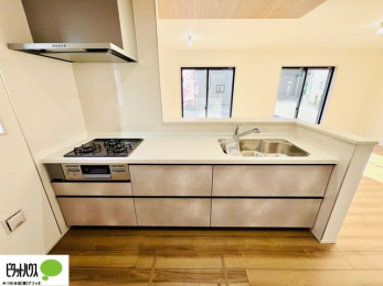 �L�b�`���@�{�H��ʐ^�@�l�C�̃J�E���^�[�L�b�`������́A���r���O�ɂ��邲�Ƒ��̗l�q���f���܂�