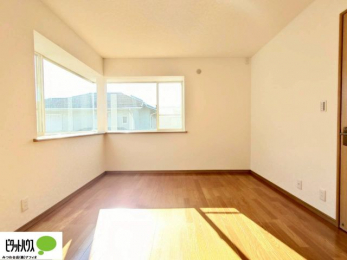 ���[�@2�ʍ̌��Ŗ��邭�A���ʂ��̗ǂ��������ł��B