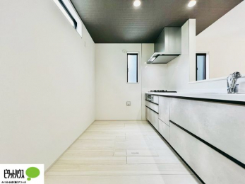 �L�b�`���@�{�H��ʐ^�@�V�z�Ȃ�ł͂̃s�J�s�J�̃L�b�`���͖����̂��������y�������Ă���܂��ˁB