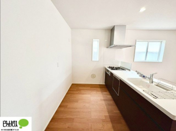 �L�b�`���@�{�H��ʐ^�F�l�C�̃J�E���^�[�L�b�`������́A���r���O�ɂ��邲�Ƒ��̗l�q���f���܂�