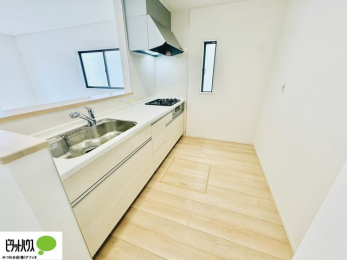 �L�b�`���@�{�H��ʐ^�@�l�C�̃J�E���^�[�L�b�`������́A���r���O�ɂ��邲�Ƒ��̗l�q���f���܂�