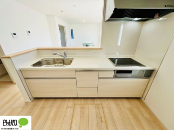 �L�b�`���@�{�H��ʐ^�@�l�C�̃J�E���^�[�L�b�`������́A���r���O�ɂ��邲�Ƒ��̗l�q���f���܂�