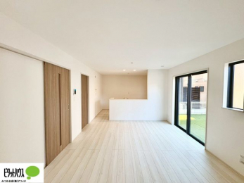 ���r���O�@�傫�ȑ��̂��郊�r���O�͖��邭�A���ʂ����ǂ��A�Ƒ��݂�Ȃ̏΂����������n��܂�