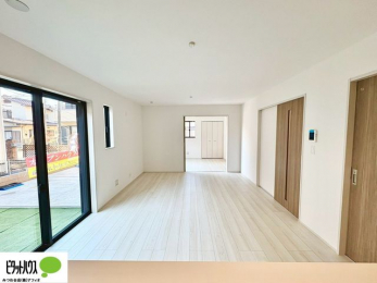 ���r���O�@���R�����������ޒg���ȃ��r���O�B��������ɂ͓Ǐ��₨���Q�ł����Ȃ���̂�т�Ɖ߂����ЂƎ����B