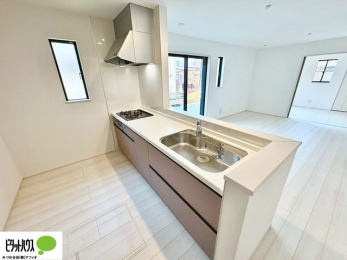 �L�b�`���@�l�C�̃J�E���^�[�L�b�`������́A���r���O�ɂ��邲�Ƒ��̗l�q���f���܂�