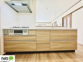 �L�b�`���@�{�H��ʐ^�@�l�C�̃J�E���^�[�L�b�`������́A���r���O�ɂ��邲�Ƒ��̗l�q���f���܂�