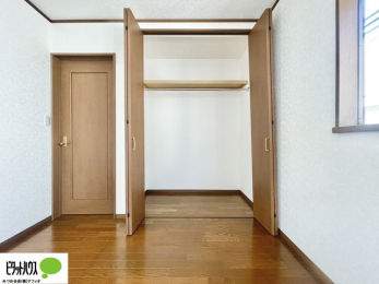 �q�������@�N���[�[�b�g�́A�����E���s��������A��̒����ߗނ����N���N���[�\�ł�