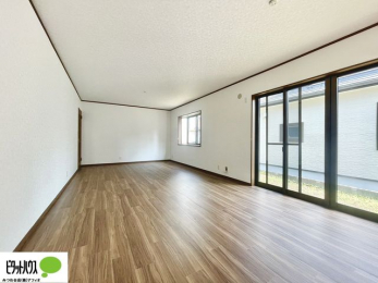 ���r���O�@���R�����������ޒg���ȃ��r���O�B��������ɂ͓Ǐ��₨���Q�ł����Ȃ���̂�т�Ɖ߂����ЂƎ����B