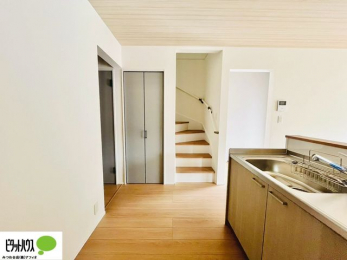 ���̑��@���R�ƉƑ��̊炪���킹����l�C�̃��r���O�C���K�i�B