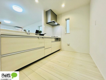 �L�b�`���@�{�H��ʐ^�F�l�C�̃J�E���^�[�L�b�`������́A���r���O�ɂ��邲�Ƒ��̗l�q���f���܂�